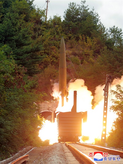 지난 15일 북한군 철도기동미사일연대의 탄도미사일 사격 장면 2021.9.16