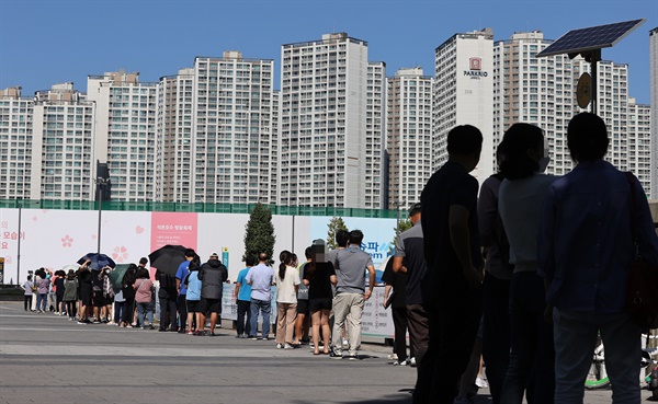 15일 오전 서울 송파구 올림픽공원 임시선별검사소에서 시민들이 코로나19 검사를 받기 위해 대기하고 있다.