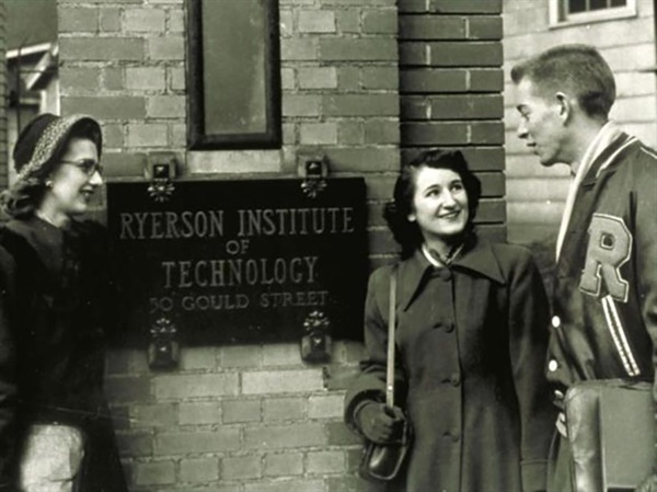 1948년 라이어슨 공과대학 입구 앞에 학생들이 서 있다.