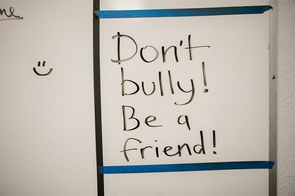 "친구를 괴롭히지 마세요"라는 글귀가 적힌 칠판. 