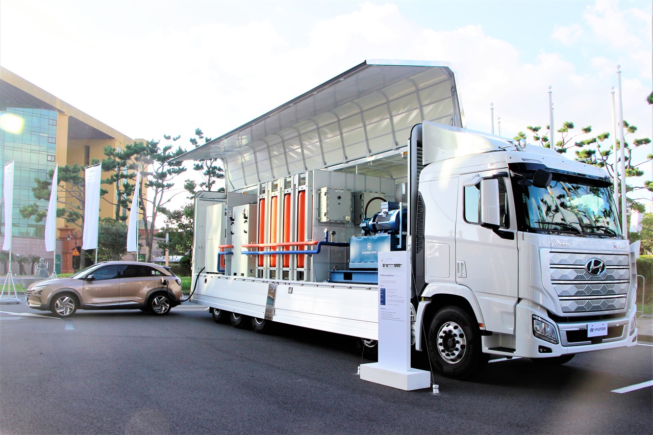 서귀포에서 열린 국제전기자동차엑스포에서 현대자동차의 이동식 수소 충전소 H 무빙 스테이션이 전시되어있다.