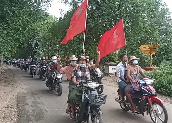 20일 마궤주 먀인시에서 반독재 오토바이 시위