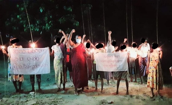 19일 밤 만달레이시 피지타군구에서 수배중인 승려들이 반독재 촛불 시위를 벌이고 있다.