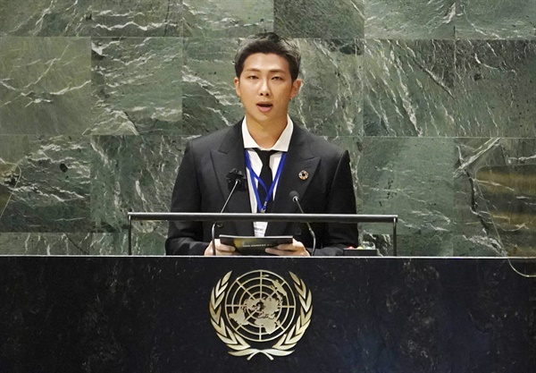 그룹 BTS(방탄소년단)의 리더 RM이 20일(현지시각) 뉴욕 유엔본부 총회장에서 열린 제2차 SDG Moment(지속가능발전목표 고위급회의) 개회식에서 발언하고 있다. 2021.9.20