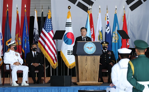 문재인 대통령이 22일(현지시각) 미국 히캄 공군기지 19번 격납고에서 열린 한미 유해 상호 인수식에서 추모사를 하고 있다.