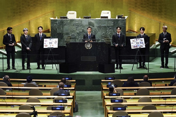  그룹 BTS(방탄소년단)이 20일(현지시각) 뉴욕 유엔본부 총회장에서 열린 제2차 SDG Moment(지속가능발전목표 고위급회의) 개회식에서 발언하고 있다. 왼쪽부터 뷔, 슈가, 진, RM, 정국, 지민, 제이홉.