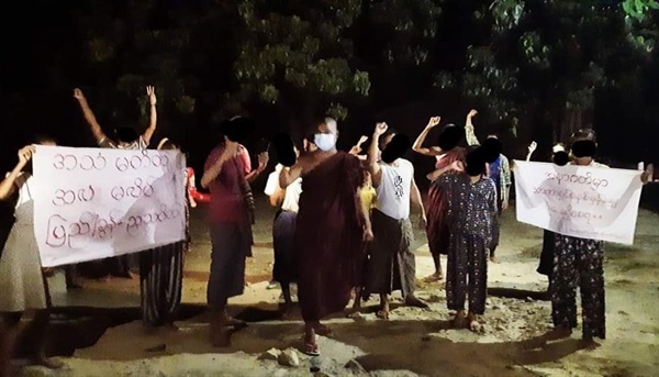 22일 만달레이 비지다쿤 수배자 승려와 시민들의 시위