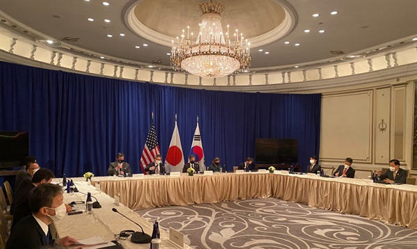 한국, 미국, 일본 외교장관이 2021년 9월 말 미국 뉴욕 롯데뉴욕팰리스 호텔에서 만나 3자 회담을 진행하고 있다.  유엔 총회를 계기로 이뤄진 이날 회담에는 정의용 외교부 장관, 토니 브링컨 미국 국무장관, 모테기 도시미쓰 일본 외무상이 참석했다. 