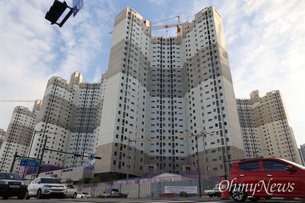 문화재청은 김포장릉 인근 검단신도시에 허가 없이 아파트를 짓고 있는 건설사 3곳을 문화재보호법 위반 혐의로 경찰에 고발했다.