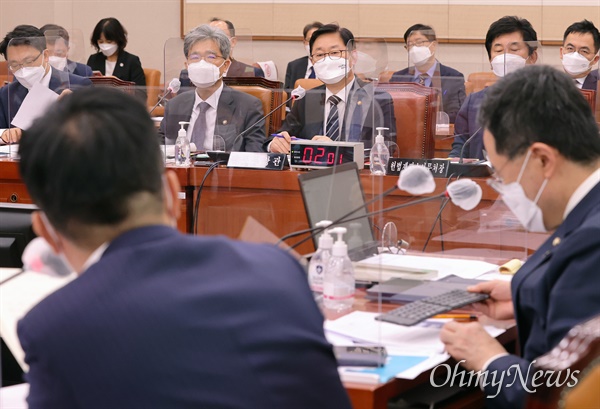 박범계 법무부 장관이 24일 서울 여의도 국회에서 열린 법제사법위원회 전체회의에서 의원 질의에 답변하고 있다.