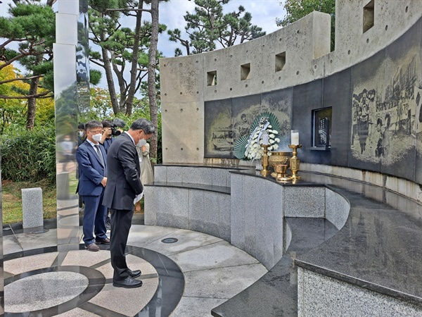 지난 26일 부산을 방문한 김동연 대통령 예비후보가 부산 민주공원에서 참배하고 있다. 