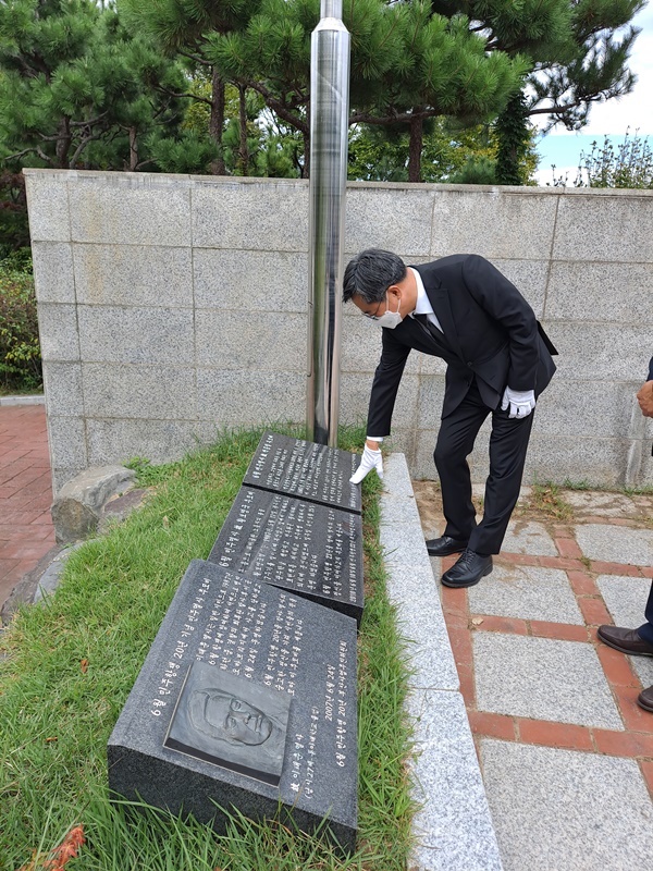 김동연 전 부총리가 ‘6월 민주열사 故 박종철 추모비’를 어루만지고 있다. 