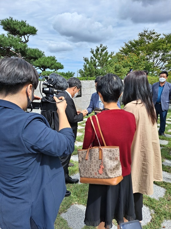 부산을 찾은 김동연 전 부총리가 자신의 지지자들과 환담하고 있다. 