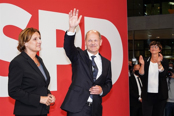 9월 26일(독일 현지시각) 독일 사회민주당 올라프 숄츠 총리후보가 사민당 당사에서 열린 집회에 참석해 손을 흔들고 있다. 