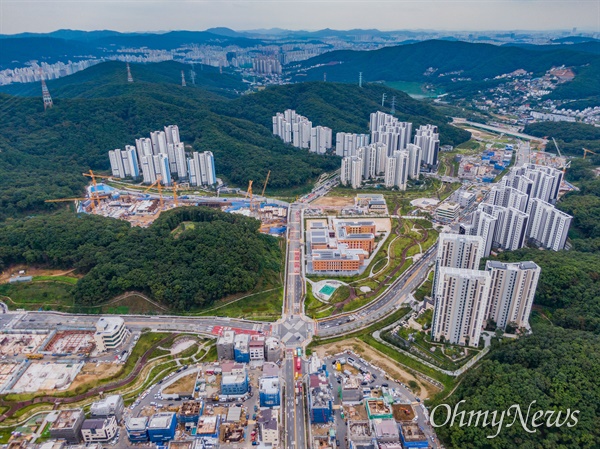 27일 오후 경기도 성남시 대장동 일대 대장지구 개발 사업으로 공사중인 현장들이 보이고 있다. 