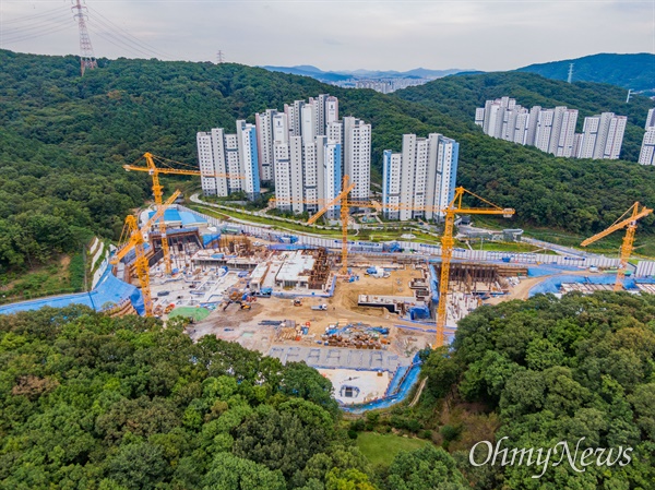 27일 오후 경기도 성남시 대장동 일대 대장지구 개발 사업으로 공사중인 현장들이 보이고 있다.