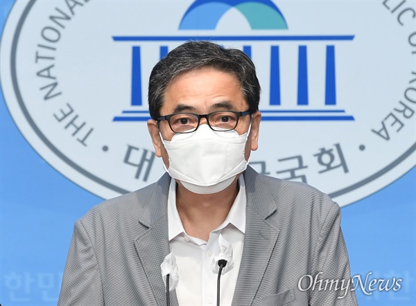 곽상도 국민의힘 의원이 8월 17일 서울 여의도 국회 소통관에서 상임위 현안과 관련해 기자회견을 하고 있다.
