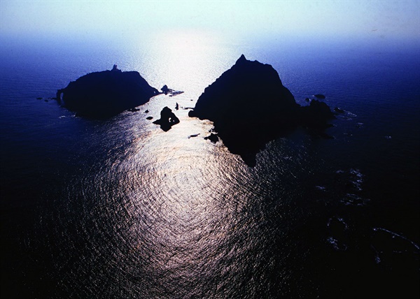 2010년 8월, 해암이 헬리콥터를 타고 찍은 독도 사진. 이 사진들은 모두 독도재단에 기증하였다. 
