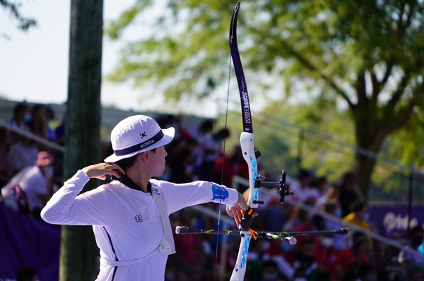  양궁 안산이 지난 27일 미국 사우스다코타주 양크턴에서 끝난 2021 세계양궁선수권대회 혼성전과 여자 단체전에서 2관왕에 올랐다.