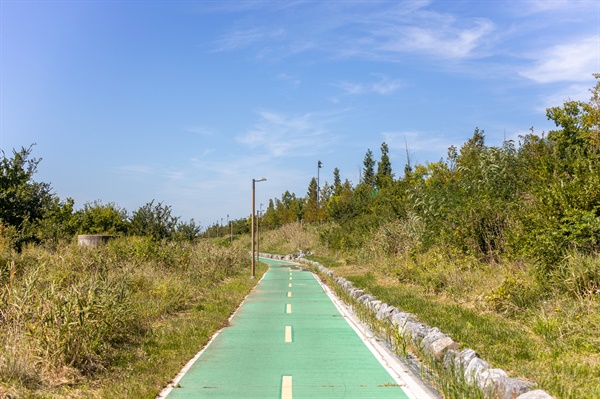 공촌천 북측 자전거 도로와 남측 자전거도로에서 공촌천을 조망할 수 있는 전망데크가 설치돼 있다. 청라호수공원 방향으로 연결되는 연결통로를 이용할 수 있다.