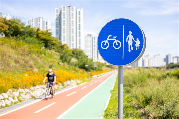 심곡천을 기준으로 북측과 남측에 각각 보행로와 자전거 도로가 조성돼 있다. 심곡천의 남측구간은 향후 인근의 도시첨단산업단지(IHP)로의 연계가 기대된다.