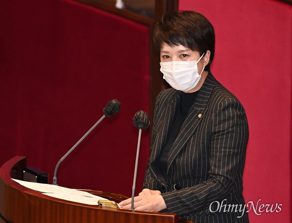 국민의힘 김은혜 의원이 28일 오후 서울 여의도 국회에서 열린 국회 본회의에서 대장동 개발과 관련해 5분 자유발언을 하고 있다.