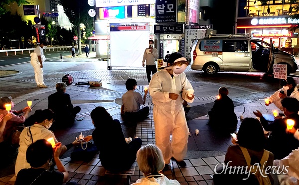 28일 저녁 창원 중앙동 소재 옛 한서병원 앞 광장에서 열린 “일본 방사능 오염수 방류 저지 촛불문화제”