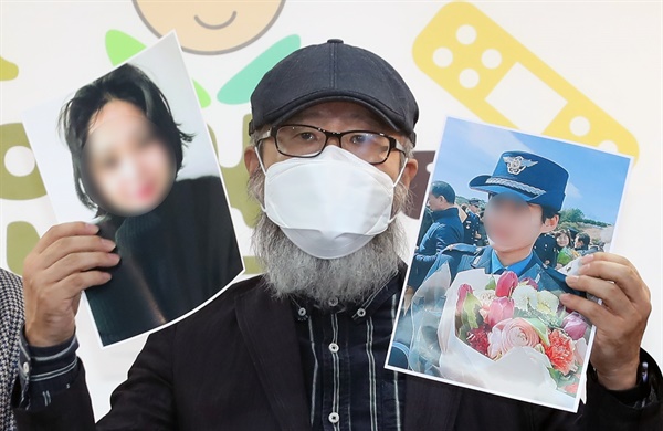 공군 성추행 피해자 고(故) 이예람 중사의 아버지 이주환씨가 2021년 9월 28일 서울 마포구 군인권센터에서 열린 공군 성추행 피해자 사망사건 수사결과 비판 기자회견에서 딸의 사진을 들고 군의 수사를 비판하고 있다.