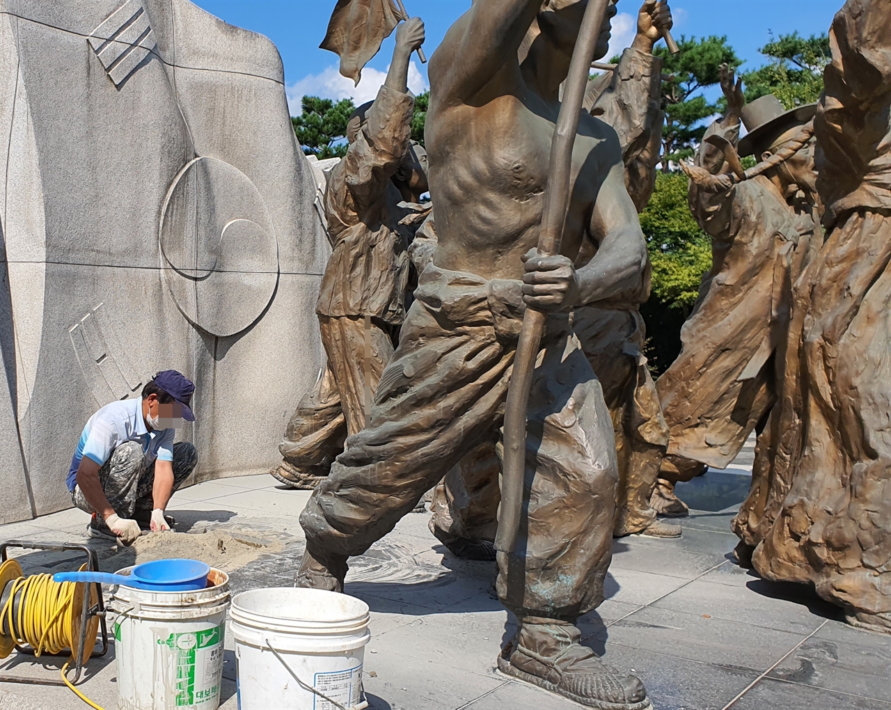 천안 아우내독립 만세 운동기념공원에 조성된 조병옥 박사의 동상이 8월 8일 전격 철거됐다. 하지만 천안시가 철거 사실을 알리지 않아 몰래 철거를 했다는 비판을 사고 있다.