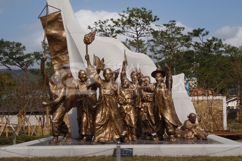 지난 2009년 6월, 천안시 병천면 아우내 독립만세운동 기념공원에 여러 조형물과 함께 작품명 '그날의 함성' 조형물