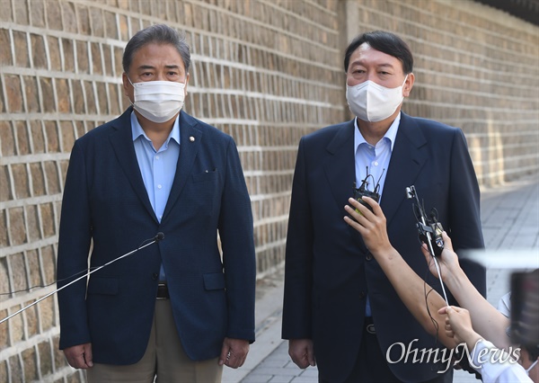 국민의힘 윤석열 대선 경선 예비후보와 박진 의원이 30일 오후 서울 중구의 한 식당에서 오찬 회동을 하고 있다.