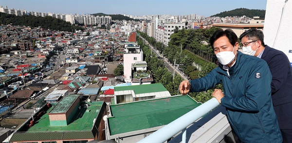 오세훈 서울시장이 지난 9월 14일 오후 서울 관악구 신림1 재정비촉진구역 현장을 살펴보고 있다. 