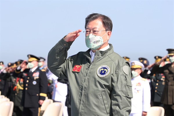 문재인 대통령이 1일 경북 포항 영일만 해상 마라도함에서 열린 제73주년 국군의 날 기념식에서 경례하고 있다. 