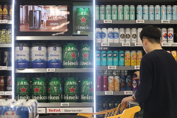  2021년 8월 2일 서울의 한 대형마트에서 국산 맥주를 고르는 시민. 
