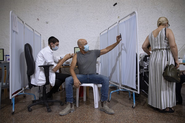 이스라엘 라마트간 지역에 마련된 신종 코로나바이러스 감염증(코로나19) 백신 접종소에서 30일(현지시간) 한 남성이 화이자 백신을 접종받으면서 셀카를 찍고 있다. 2021.8.30