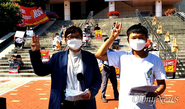 10월 3일 오후 창원역 광장에서 열린 “미얀마 민주주의 연대 31차 일요시위”. 이철승 대표와 아웅 묘우 부회장.