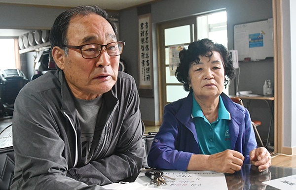 석면폐증을 앓고 있는 예산읍 고광채(왼쪽) 이장과 김영자 어르신.