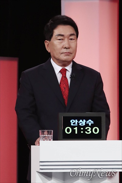 국민의힘 안상수 대선 경선 예비후보가 5일 오후 서울 여의도 한국방송공사 스튜디오에서 제6차 방송토론회를 준비하고 있다. 