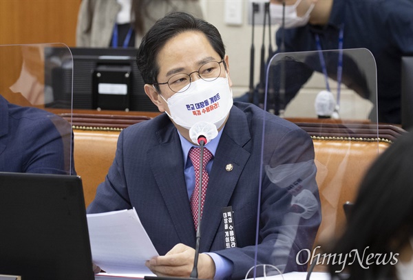 국민의힘 박수영 의원이 6일 국회에서 열린 정무위원회의 금융위원회의에 대한 국정감사에서 질의하고 있다. 