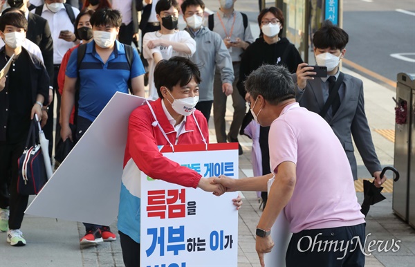 이준석 국민의힘 대표가 6일 ‘대장동 의혹 진상 규명을 위한 특검 도입을 촉구하는 도보 투쟁’을 진행하며 서울 광화문 일대에서 지지자들과 인사하고 있다.