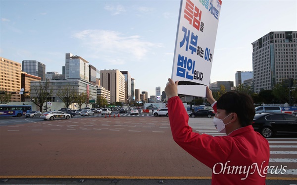 이준석 국민의힘 대표가 6일 ‘대장동 의혹 진상 규명을 위한 특검 도입을 촉구하는 도보 투쟁’을 진행하며 서울 광화문 일대에서 손팻말을 들어보이고 있다.