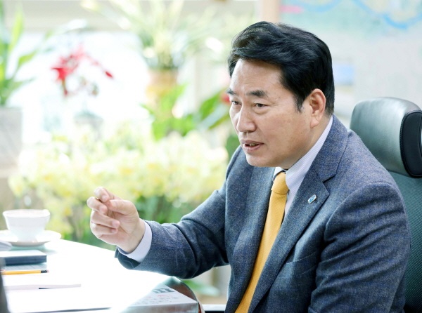 "Baekgungi Yongin Market"  Baek Gungi Yongin Market "It is necessary to take time to build the foundation to leap forward as an eco-friendly economically self-sufficient city 'Yongin Special City'."He said he intends to run for re-election.