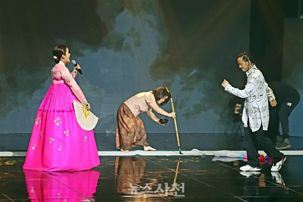 팝핀 현준과 박애리 부부가 민요와 춤 공연을 선보이는 가운데 윤영미 서예가가 글씨 퍼포먼스를 펼친다. 