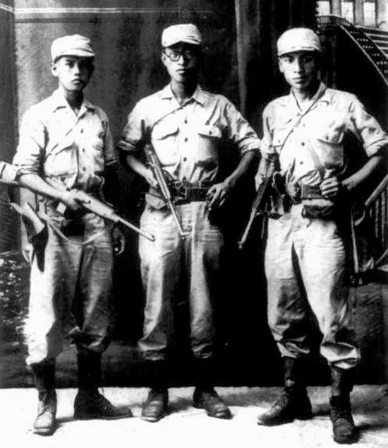 1945년, 미국 전략첩보대(OSS)에서 제1기로 훈련을 받던 시절의 김준엽(가운데). 오른쪽이 장준하, 왼쪽이 노능서이다. 