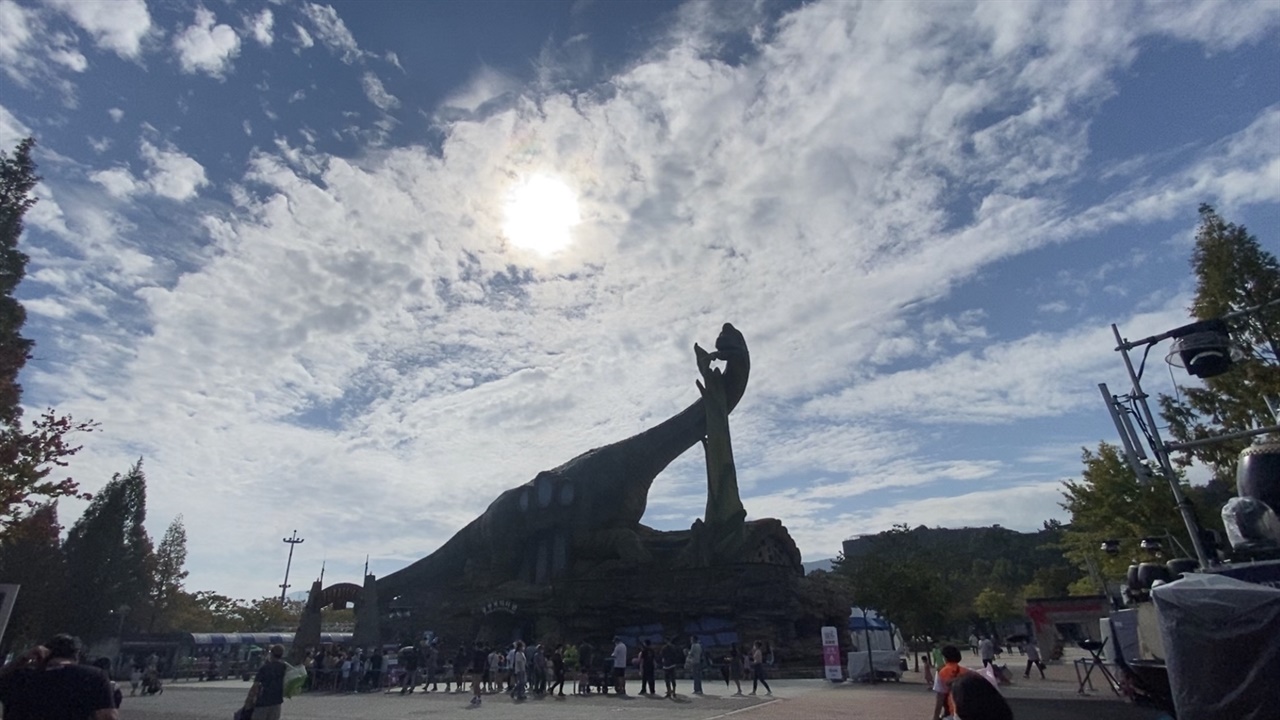 경남 고성 당항포 관광지에 도착하면 거대한 공룡이 압도한다. 