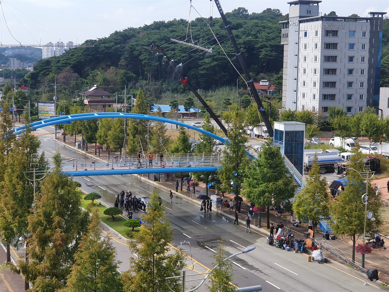 내년에 방영될 드라마 <백설공주에게 죽음을> 촬영이 롯데시네마 앞 육교에서 진행되고 있다.