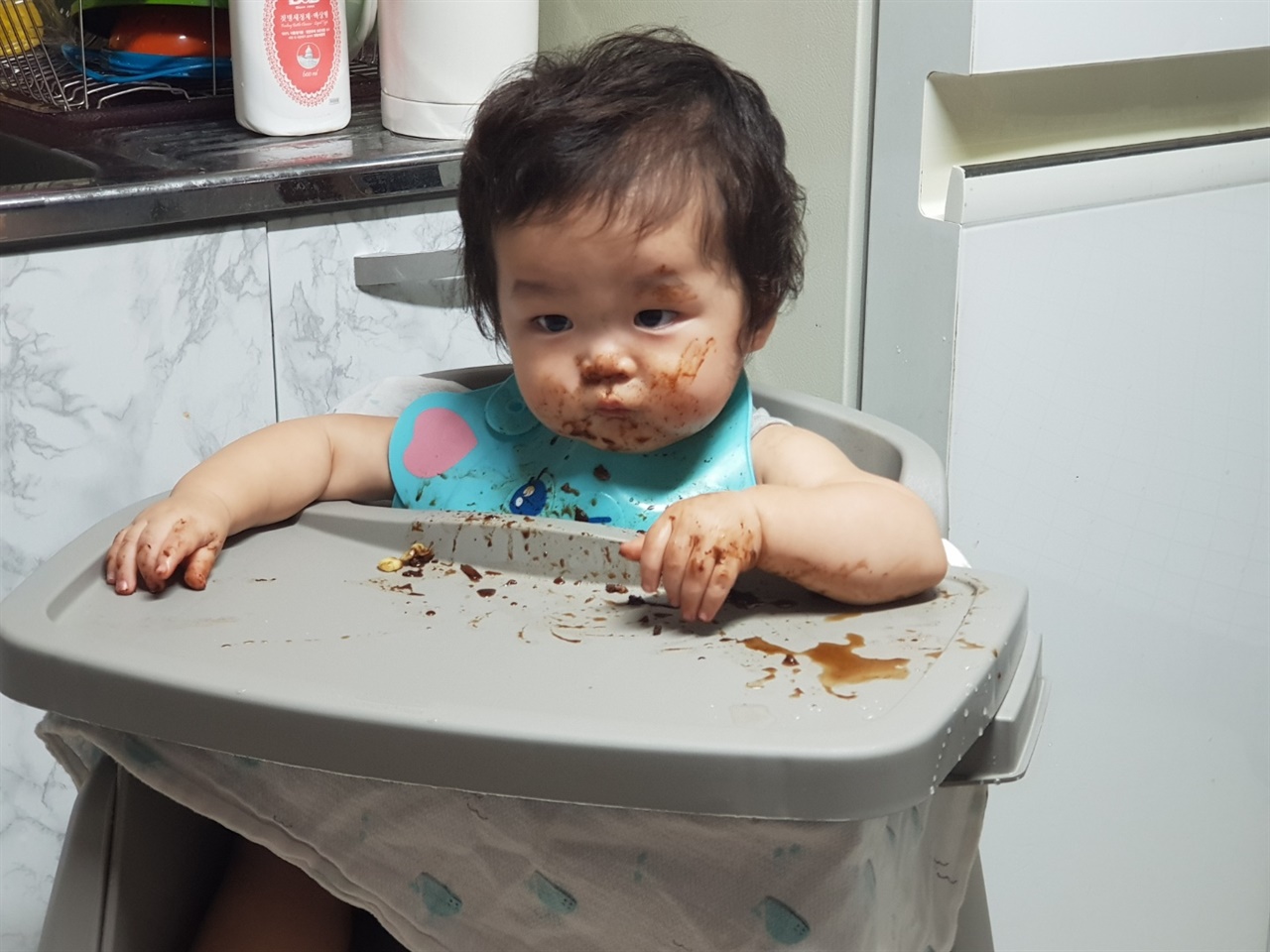 아기가 좋아하는 자장밥으로 식사를 하는 모습