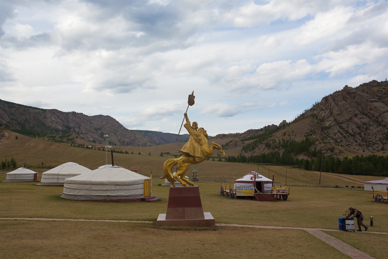 초원에 펼쳐진 몽골의 이동식 텐트 게르.