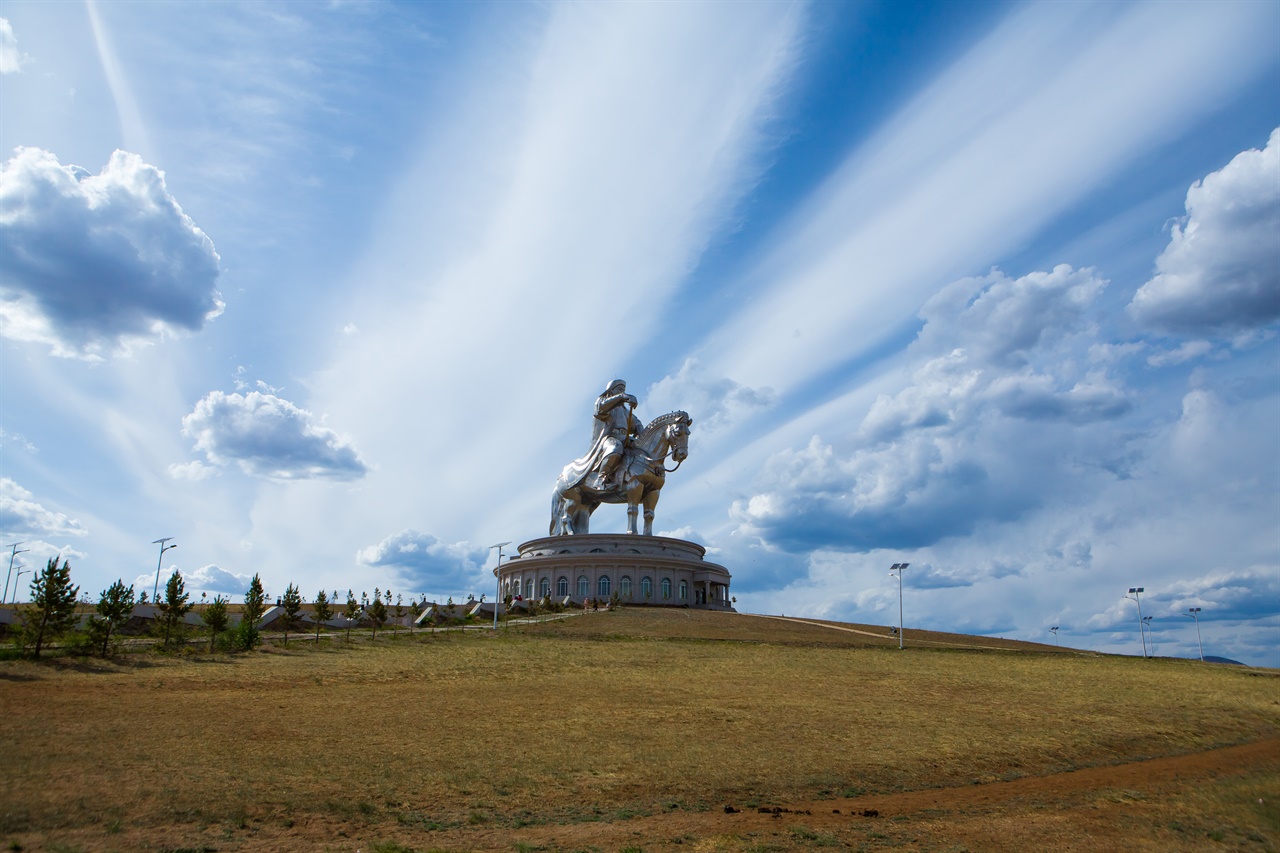아시아에서 유럽에 이르는 제국을 건설한 몽골 칭기즈칸의 동상.
