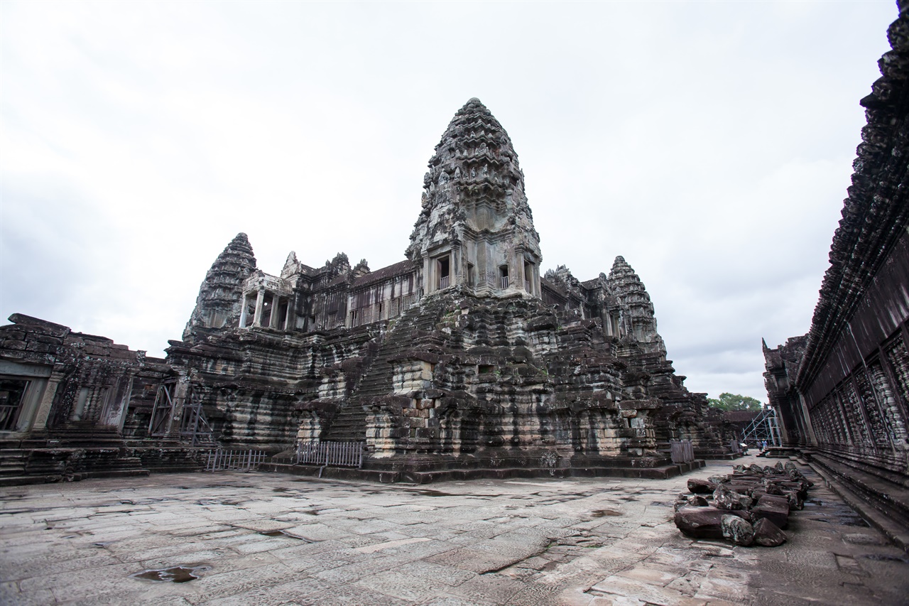 미려한 크메르의 사원들이 장관을 이루는 캄보디아 시엠립.
